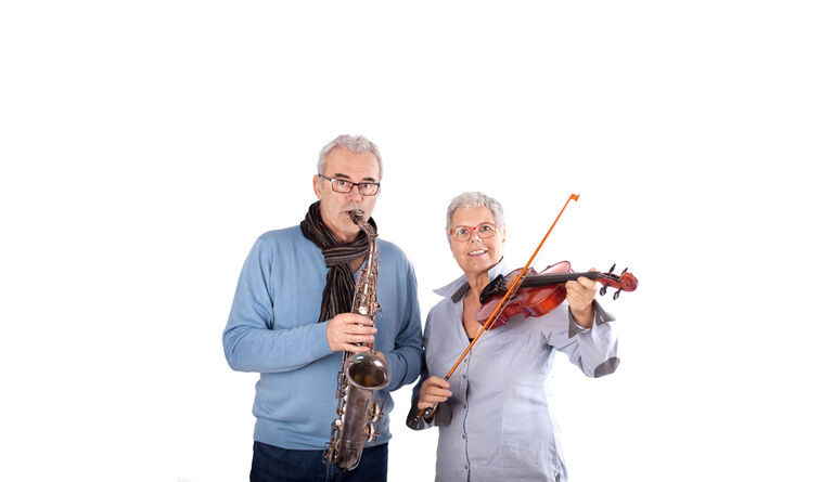 Mann mit Saxofon und Frau mit Violine musizieren gemeinsam